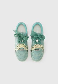 Τυρκουάζ αθλητικά παπούτσια με υφή σχεδίασης, κορδέλες από δίχτυ και πολύχρωμες κορδόνια με βούλες. Σήμανση "PINKO" στο πλάι.