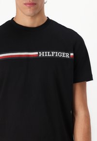 Tommy Hilfiger CHEST STRIPE TEE - Tričko s potlačou - black
