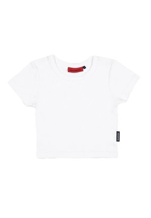 Tricou alb scurt din bumbac. Are un decolteu rotund, mâneci scurte și un eticheta neagră cu "PROHIBIT" scris cu roșu pe spate.