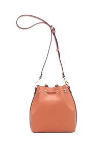 Borsa a secchiello in pelle arancione con forma arrotondata, chiusura con lacci e tracolla marrone. Presenta accessori in metallo dorato.