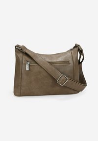 Bolso de hombro de cuero marrón con un acabado texturizado, correa ajustable, bolsillo frontal con cremallera y detalles en metal plateado. Diseño compacto y moderno.