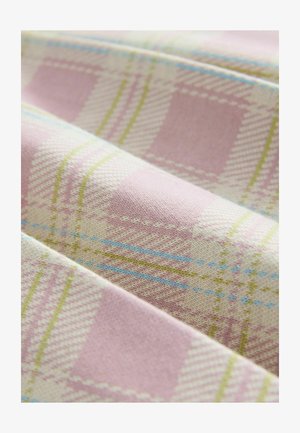 Tekstilā ir rozā paklājuma raksts ar gaiši zaļām un ziliem akcentiem. Audumam ir gluda virsma un vienota auduma struktūra.