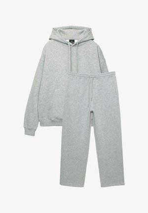 Lysegrå hættetrøje med kængurulomme, snoretræk i hætten og ribbede manchetter, parret med matchende joggers med elastisk talje.