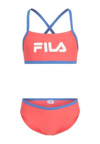 Korallfärgad bikiniuppsättning med blå detaljer. Toppen har en korsad ryggdesign och en stor vit FILA-logotyp. Bottnarna är enkla med matchande accenter.