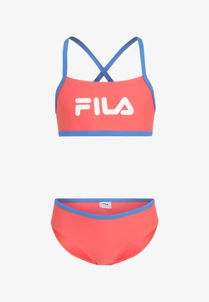 Conjunto de bikini color coral con detalles en azul. La parte superior presenta un diseño de espalda cruzada y un gran logotipo blanco de FILA. La parte inferior es sencilla con acentos a juego.