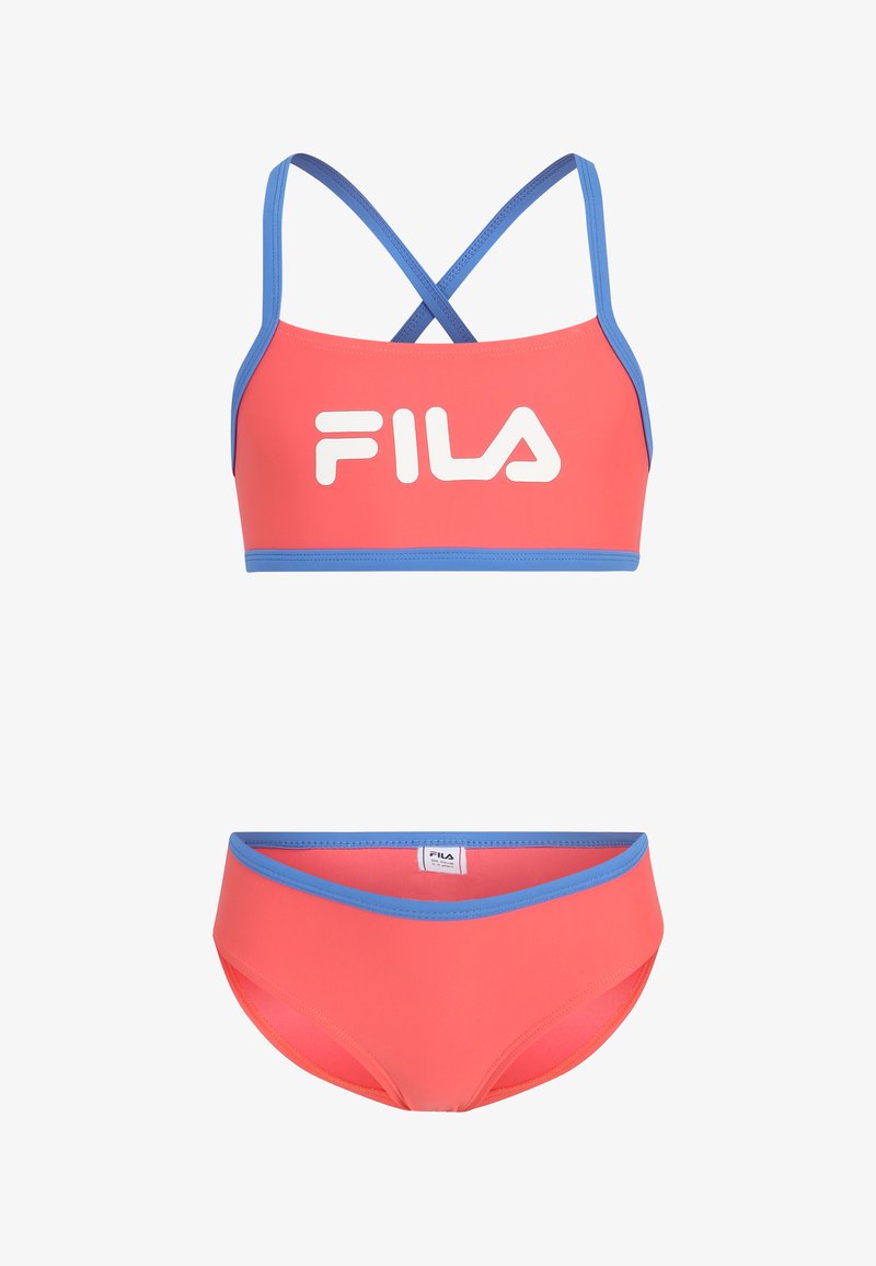 Korallfärgad bikiniuppsättning med blå detaljer. Toppen har en korsad ryggdesign och en stor vit FILA-logotyp. Bottnarna är enkla med matchande accenter.