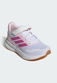 Zapatilla deportiva blanca con detalles en rosa, parte superior de malla, cierre de cordones y tira de velcro. Cuenta con suela texturizada Cloudfoam para mayor amortiguación.