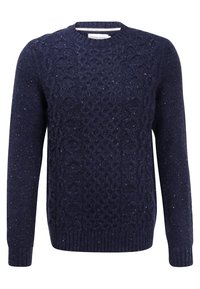 Granatowy sweter z dzianiny o teksturowanym wzorze w warkocze, z prążkowanymi mankietami i dołem, oraz z jaśniejszymi flekami w całej tkaninie.