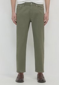 Jeans verde oliva con taglio dritto, design a cinque tasche, chiusure con bottoni in metallo e una texture liscia ricca di cotone.