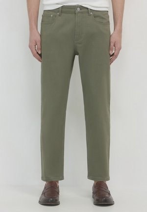 Olivenfarbene Jeans mit geradem Bein, Fünf-Taschen-Design, Metallknopfverschlüssen und einer glatten, baumwollreichen Textur.