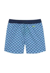 Shorts de bain bleus arborant un motif de coquillage en blanc et bleu clair, avec une taille élastique bleu marine. Accentué d'un logo vert.