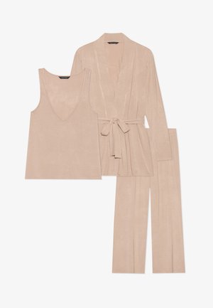 El conjunto de loungewear beige de tres piezas incluye una blusa sin mangas con escote en V, un cárdigan con lazo en el frente y pantalones de pierna ancha, todo en una tela suave y texturizada.