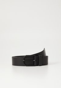 Cinturón de cuero negro con hebilla de metal negro mate, textura suave y diseño limpio y minimalista. Los extremos se estrechan ligeramente.