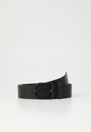 Schwarzer Ledergürtel mit einer mattschwarzen Metallgürtelschnalle, glatter Textur und schickem, minimalistischem Design. Die Enden verjüngen sich leicht.
