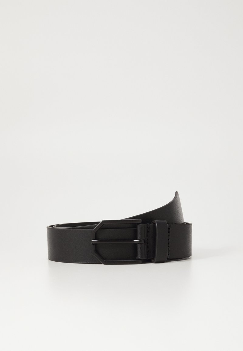 Cinturón de cuero negro con hebilla de metal negro mate, textura suave y diseño limpio y minimalista. Los extremos se estrechan ligeramente.