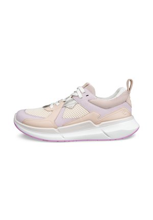 Sneaker bassa rosa chiaro e beige con lacci bianchi, pannelli in mesh, suola bianca spessa e suola esterna rosa, mostrata di lato su sfondo bianco.