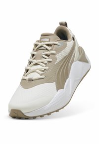 Μπεζ και λευκό αθλητικό παπούτσι Puma με υφασμένο επάνω μέρος, χοντρή λευκή σόλα, δέσιμο με κορδόνια μπροστά και λογότυπο στη γλώσσα και στο πόδι.