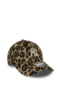 Gorra de béisbol con estampado de leopardo y visera curva, con un logotipo bordado en blanco de "NY" en la parte frontal, mostrada sobre un fondo blanco.
