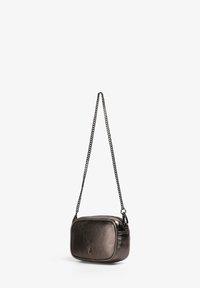 Pequeño bolso cruzado metálico gris con forma rectangular, bolsillo delantero con cremallera y una fina correa de cadena para el hombro.