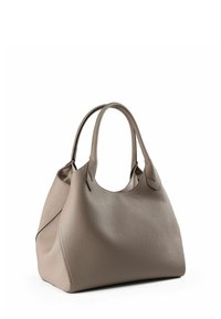 Skórzana torba tote w kolorze taupe, z zaokrąglonym wierzchem i dwoma uchwytami, o miękkiej teksturze i minimalistycznym designie.