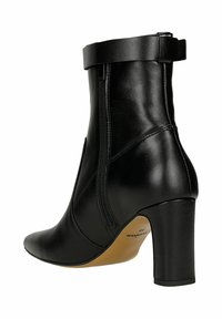 Černá kožená kotníková obuv s špičatou špičkou, zakřiveným vysokým podpatkem, bočním zipem a popruhem obtočeným kolem kotníku. Hladká textura.