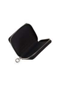 Portafoglio in pelle nera con zip argentata, dotato di numerosi scomparti per carte e un attacco per chiavi. Texture liscia, design compatto.