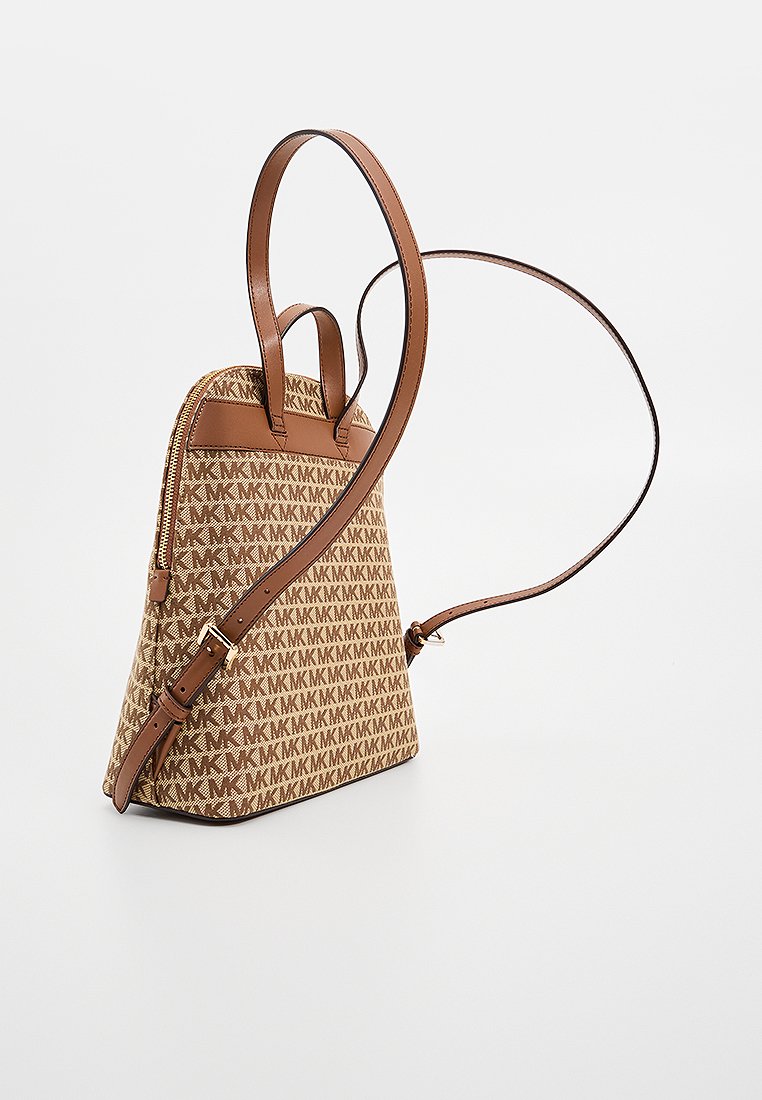 Zaino in tela marrone con un motivo geometrico. Presenta dettagli in pelle, chiusura con zip e spallacci regolabili.