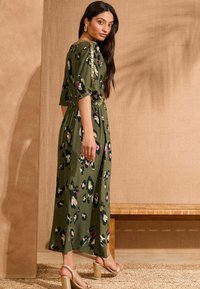 Love & Roses PETITE FIT - Rochie de zi - khaki green animal
