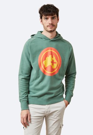 Sudadera de algodón verde con un gran gráfico redondo en el centro que presenta un mapa amarillo y acentos rojos. Puños y bajo acanalados.