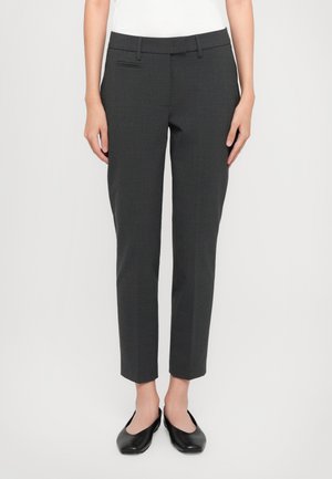 Pantaloni grigi su misura con una vestibilità slim, caratterizzati da una texture liscia, dettagli sulle tasche frontali e orlo che colpisce sopra la caviglia. Abbinati a ballerine nere.