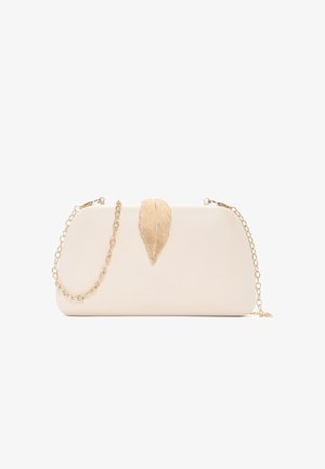 Crèmekleurige clutch met een gouden bladerenversiering bovenop en een gouden kettingriem.
