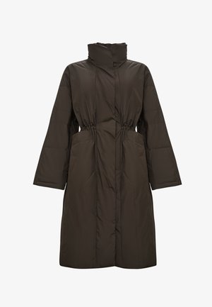 Tamno smeđa duga zimska jakna s visokim ovratnikom, elastičnim detaljima u struku i dva velika prednja džepa, prikazana sprijeda.