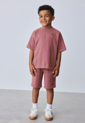 Baker by Ted Baker, REGULAR FIT - PLUM PURPLE TEXTURED T-SHIRT AND SHORTS SET . - Pantalon de survêtement - plum purple