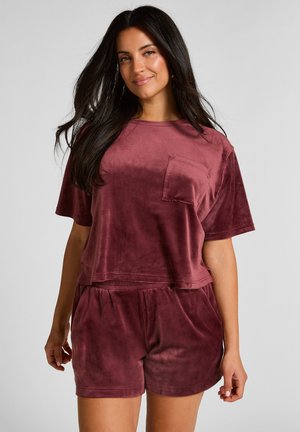 Bordeaux velours kortemouwen top met een borstzak en bijpassende shorts. Zachte textuur met een elastische tailleband en een losse pasvorm.