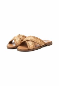 Sandalias de tiras cruzadas de paja trenzada en color marrón claro, con una plantilla lisa marrón y una suela de goma plana. Adornos sutiles de costura decorativa.