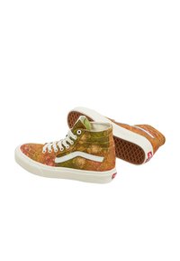 Zapatillas altas con una parte superior texturizada en naranja y verde, cordones blancos y una banda lateral blanca caracteristica; suela de goma con patrón de gofres.