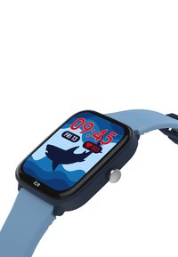 Smartwatch met een blauwe siliconen band, vierkante wijzerplaat, zwarte bezel; het scherm toont tijd, datum en hartslag met een haai graphic ontwerp.