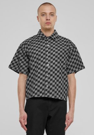 Camicia a maniche corte a quadri in tessuto nero e grigio con chiusura a bottoni, ampio colletto e vestibilità comoda.