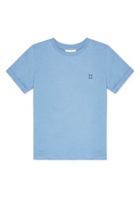 Svetlomodré bavlnené tričko s krátkymi rukávmi, okrúhlym výstrihom a zelenou vyšívanou logom "II" na ľavej hrudi. Mäkkučká textúra, ľahký dizajn.