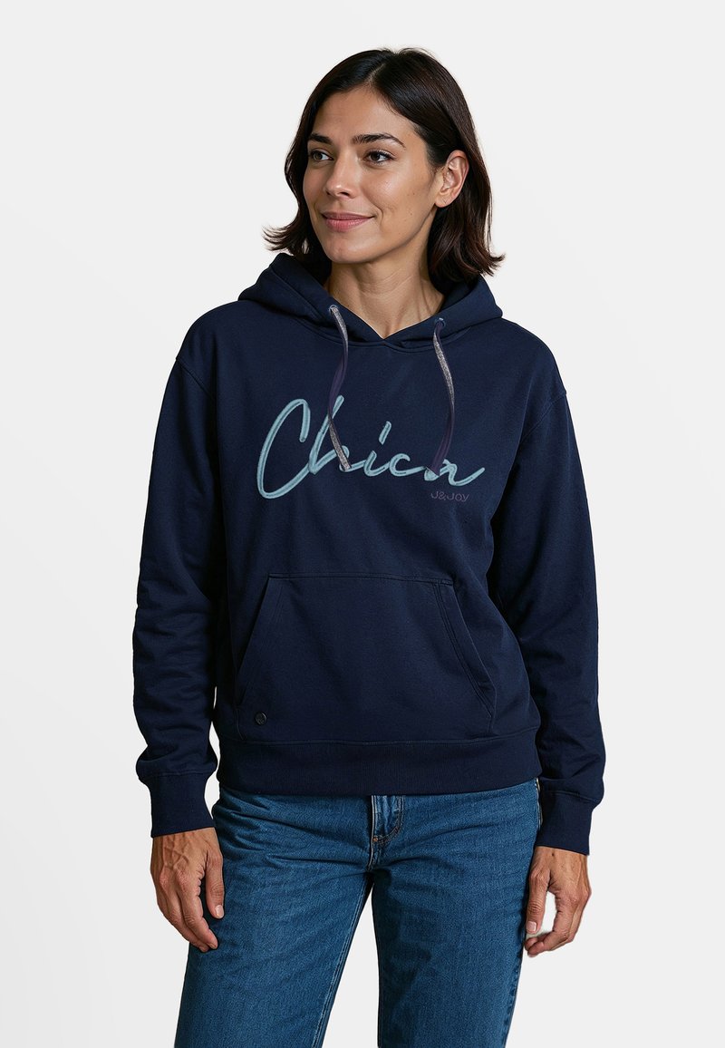 Marineblauwe hoodie met de tekst "Chic", een trekkoordkap en een voorkantzak. Gemaakt van katoen, met een ontspannen pasvorm en ribgebreide manchetten.