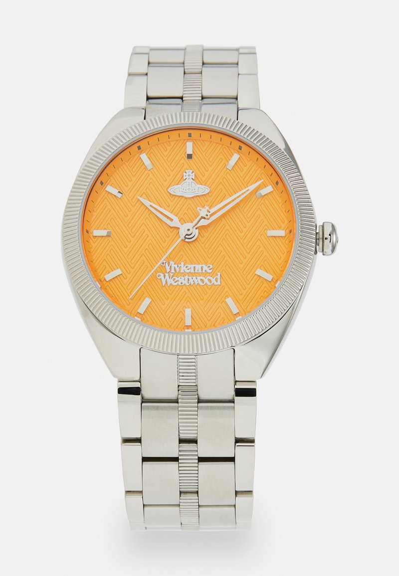 Relógio em aço inoxidável com um mostrador laranja texturizado, marcadores de horas prateados e ponteiros. Apresenta um bisel estriado e uma bracelete de metal ligada.