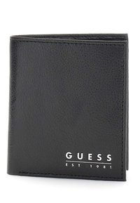 Portefeuille en cuir noir avec une finition texturée, arborant le logo argent "GUESS EST 1981" sur le devant et des bords surpiqués. Design compact à double pli.
