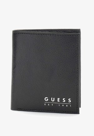 Zwarte leren portemonnee met een gekleurde afwerking, voorzien van het zilveren logo "GUESS EST 1981" op de voorkant en gestikte randen. Compakt, bi-fold ontwerp.