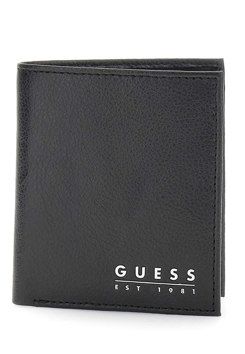 Portefeuille en cuir noir avec une finition texturée, arborant le logo argent "GUESS EST 1981" sur le devant et des bords surpiqués. Design compact à double pli.