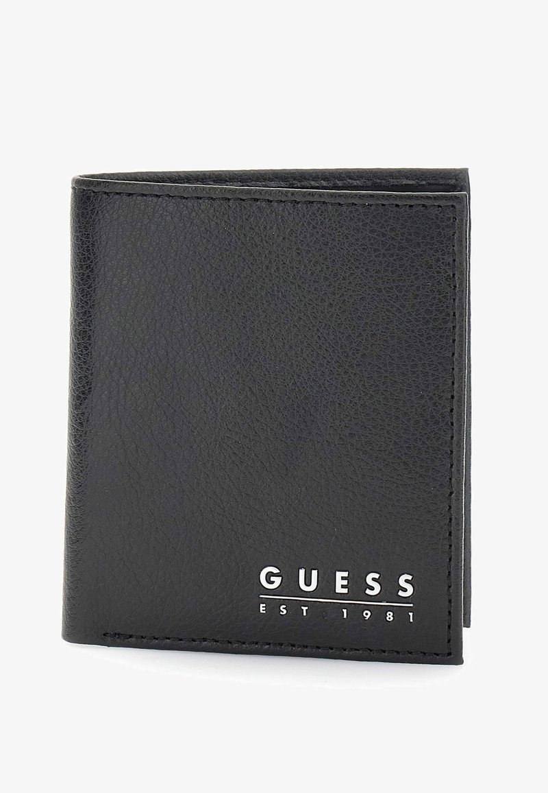 Portafoglio in pelle nera con finitura testurizzata, caratterizzato dal logo argento "GUESS EST 1981" sul davanti e bordi cuciti. Design compatto e ripiegabile.