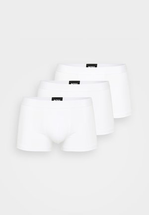 Tri páry bielych boxeriek vyrobených z hladkej tkaniny. Každý kus má čierny logový pás na páse a priliehavý strih.