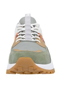 Baskets de sport mêlant suède et mesh dans des teintes grises, vertes et beige. Semelle intermédiaire blanche avec semelle extérieure en caoutchouc gomme texturé. Design à lacets.