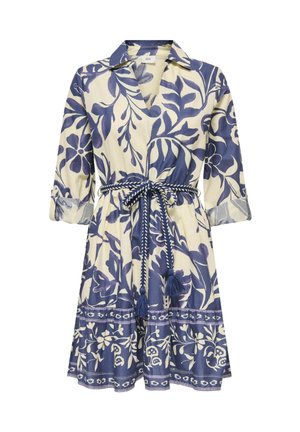 Vestido estampado en crema y azul con mangas de 3/4, cuello y un cinturón trenzado con borlas atado a la cintura.