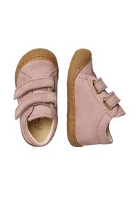 Dětské mauve boty s dvojitými suchými zipy a hnědými gumovými podrážkami, zobrazené z horního a bočního pohledu na bílém pozadí.