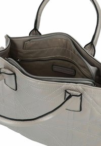 Sac à main taupe matelassé en cuir texturé, avec deux poignées et plusieurs poches intérieures, dont des compartiments zippés pour l'organisation.